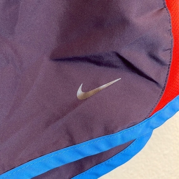 𝅺NIKE Athletic Running Shorts - Picture 5 of 13
